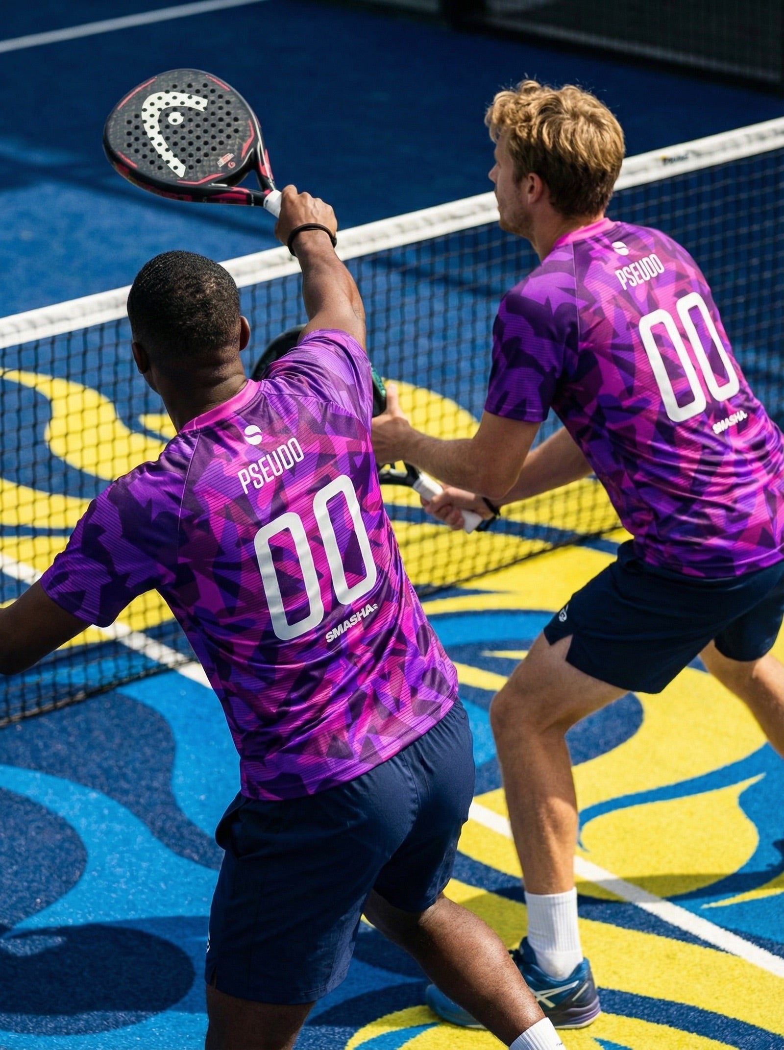 Deux joueurs en maillots SMASHA personnalisés en plein échange au filet