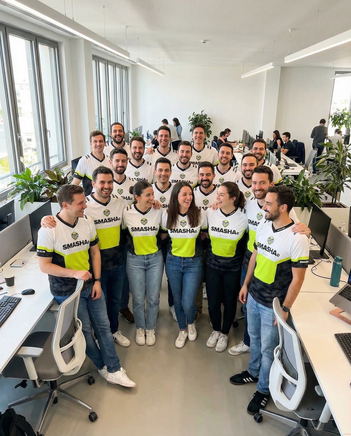 L'équipe et la communauté SMASHA réunies en maillots personnalisés